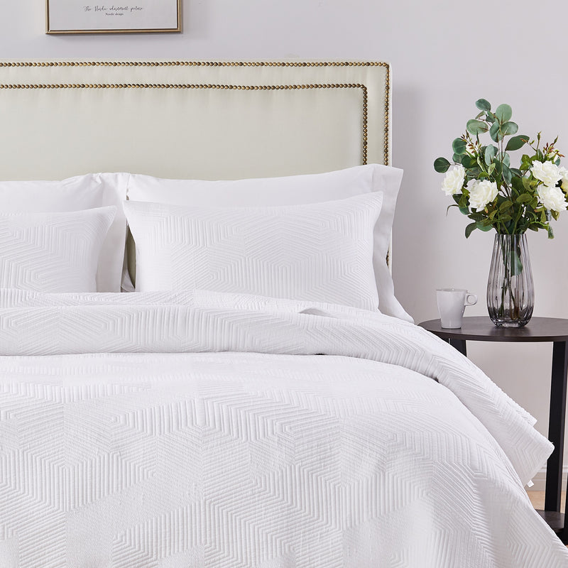 Shoreline White Quilt Set